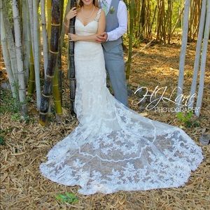 Selling size 2 wedding dress